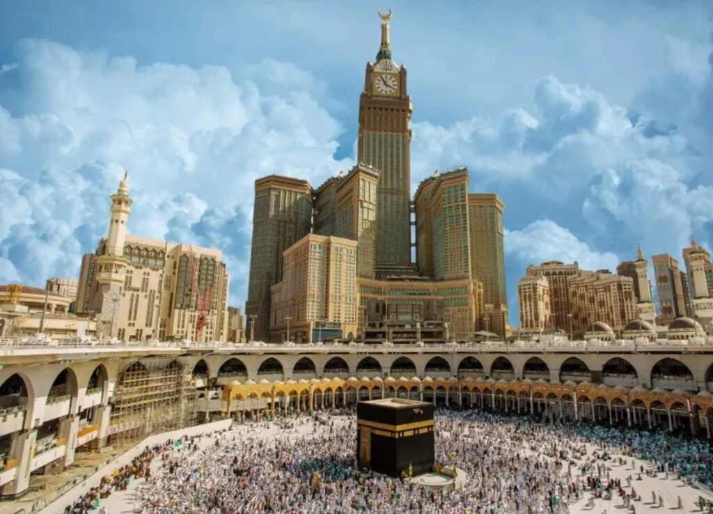 أفضل النصائح للاستعداد لرحلة العمرة: دليل شامل للتجهيزات الضرورية والسفر الآمن